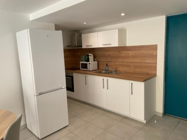 Appartement Climatise Avec Cour En Centre Ville Carpentras Bagian luar foto