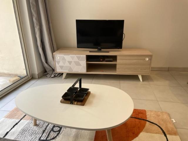 Appartement Climatise Avec Cour En Centre Ville Carpentras Bagian luar foto