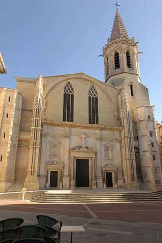 Appartement Climatise Avec Cour En Centre Ville Carpentras Bagian luar foto
